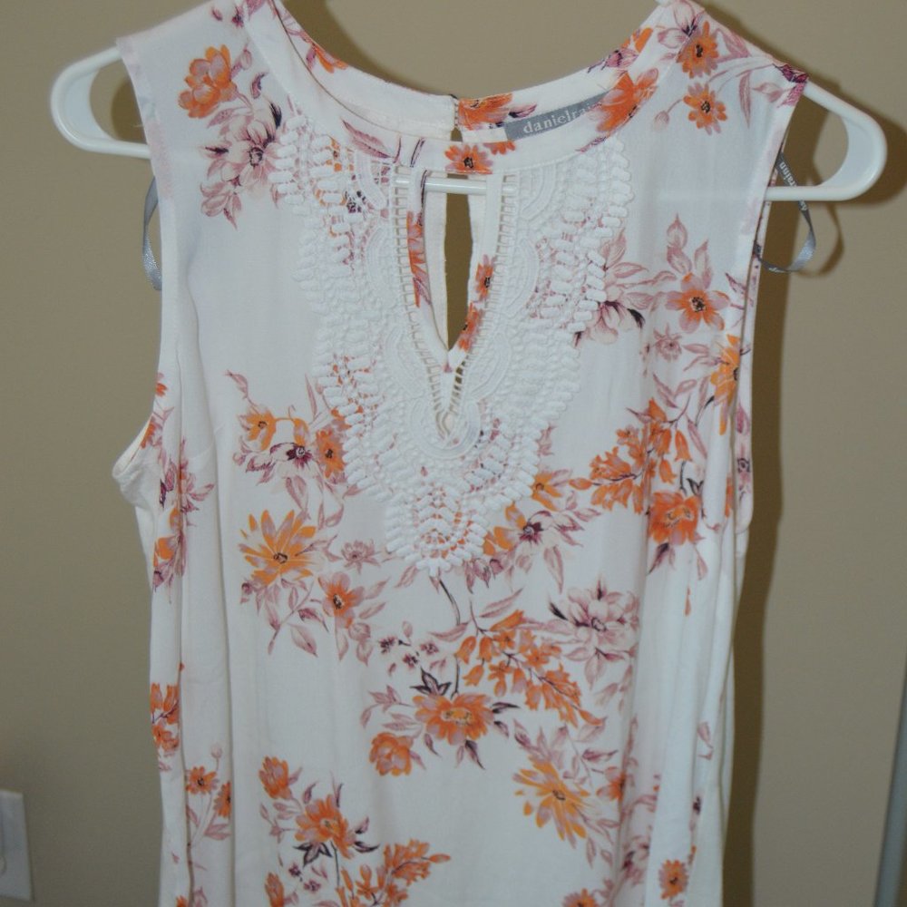 NWT - Daniel Rainn Top - Pale Sky Quin Keyhole Crochet Top